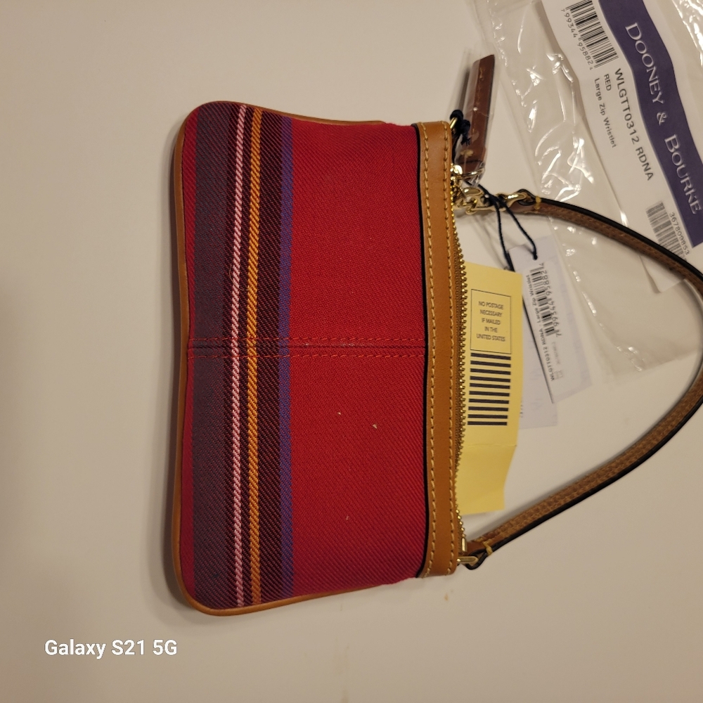 Dooney Bourke large Red zip wristlet. New with tags - Picture 4 of 4